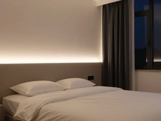 Rubans LED : comment les utiliser pour souligner étagères, corniches et têtes de lit