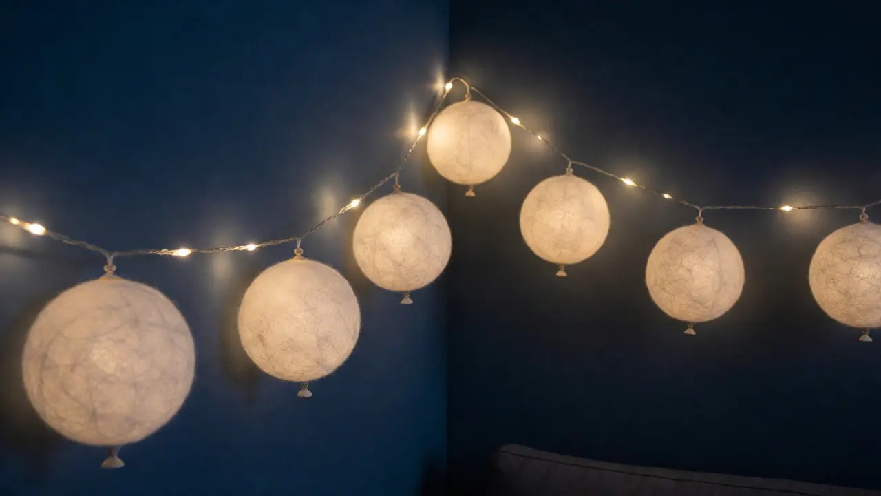 Boules de laine lumineuses éclairant doucement un coin de chambre cosy