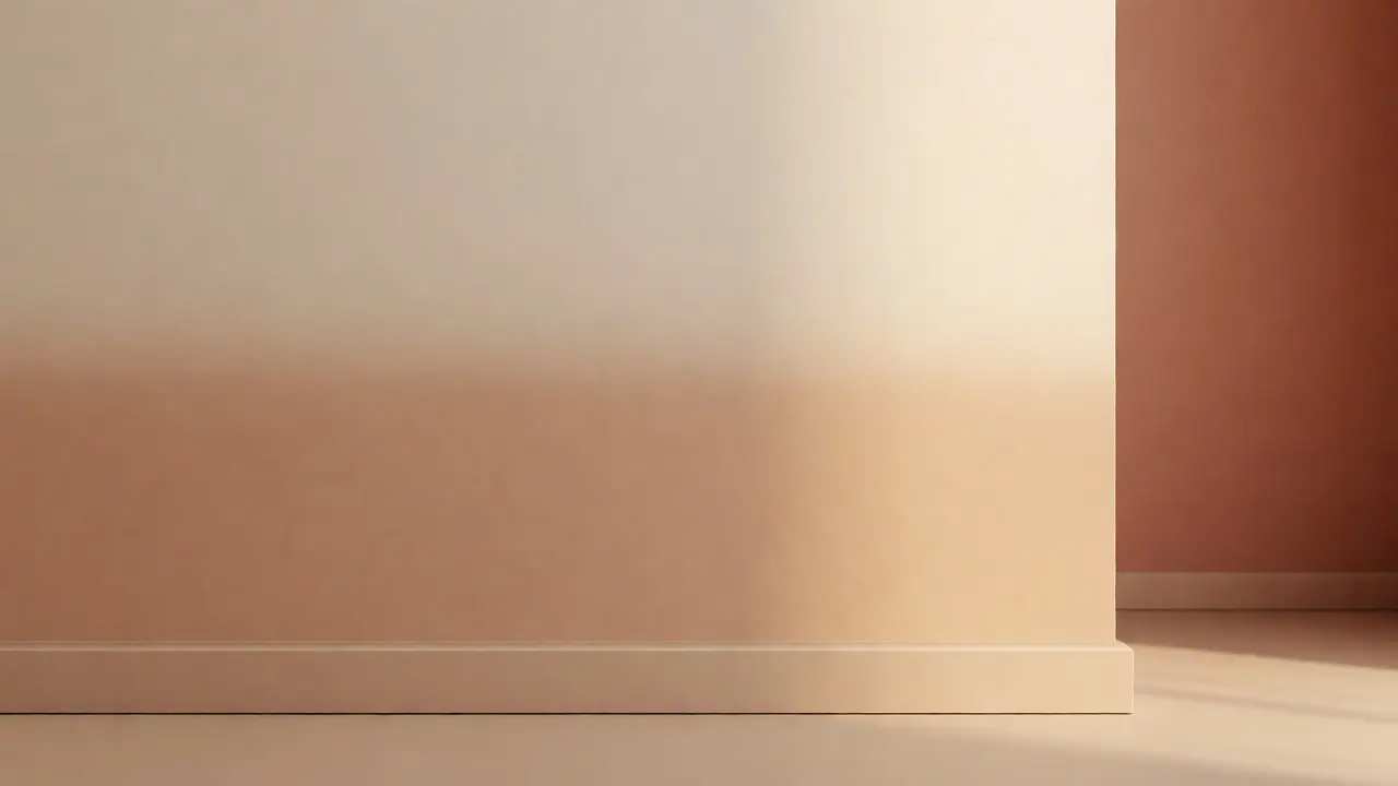 Détail de mur avec dégradé beige et plinthes assorties